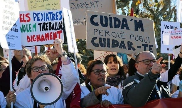 Metges de Catalunya llega a un acuerdo con el Govern y pone fin a la huelga