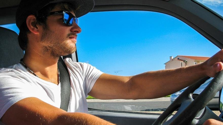 Qué gafas de sol recomiendan los ópticos para evitar accidentes de tráfico por deslumbramiento