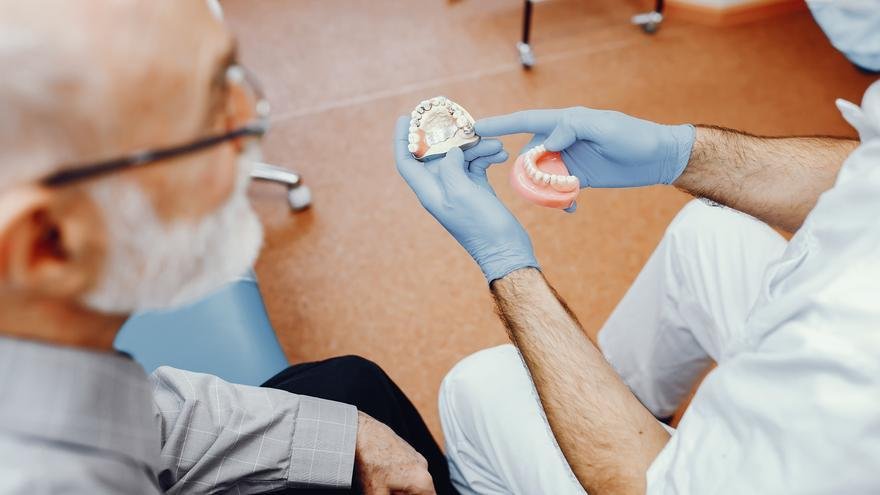 Prótesis dental: Aprende a cuidarla con estos consejos imprescindibles