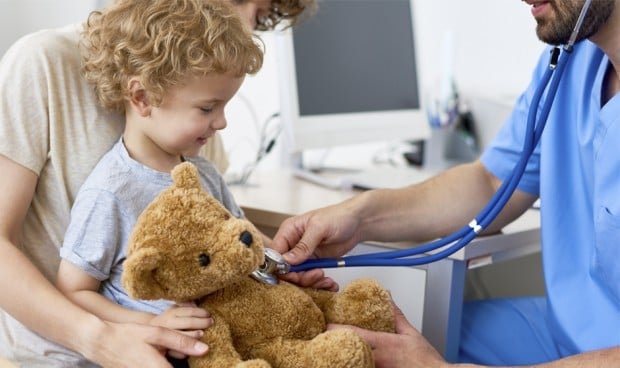 Pediatras ante padres antifármacos: «Estoy en contra de medicar al niño»